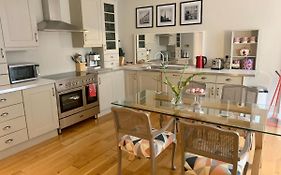 Chic Edinburgh 2B City Centre Flat & Patio , Close To Castle
